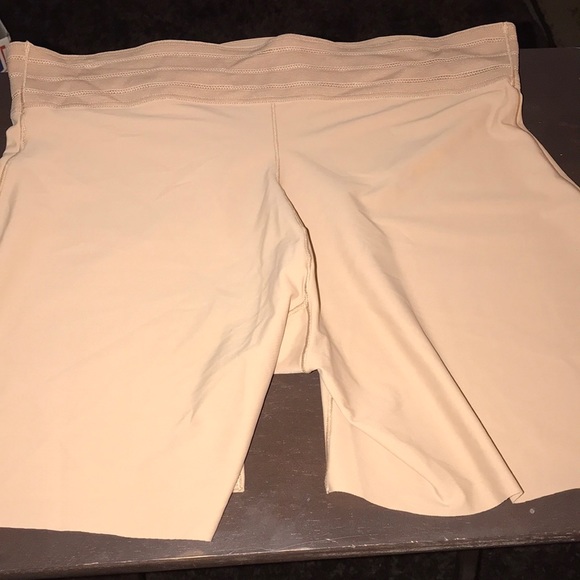 Nwt Assets by Spanx Shaping Shorts - Picture 7 of 8